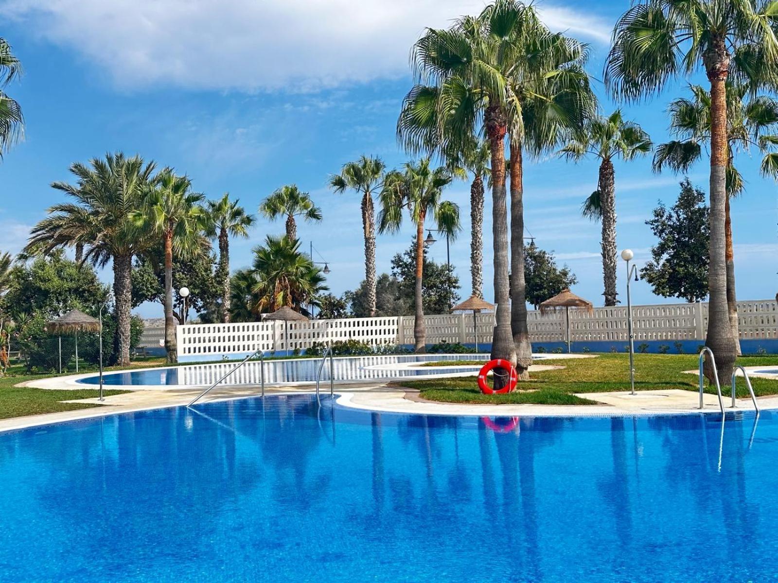 Luxurious Spacious Three Bedroom Apartment On Beachfront アルメリマル エクステリア 写真