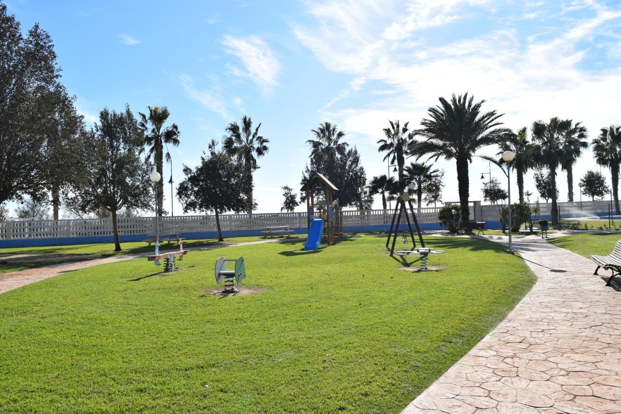 Luxurious Spacious Three Bedroom Apartment On Beachfront アルメリマル エクステリア 写真