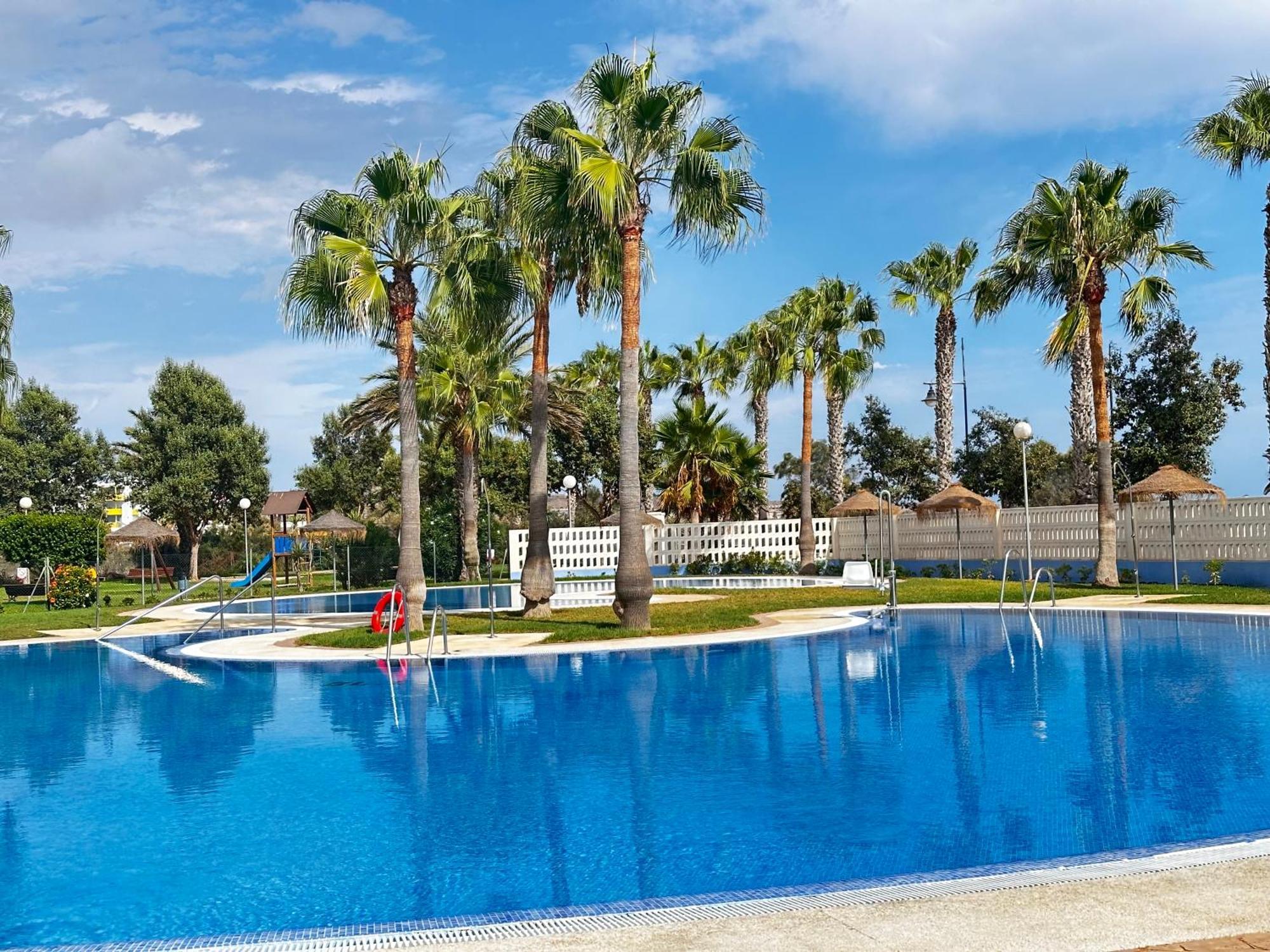 Luxurious Spacious Three Bedroom Apartment On Beachfront アルメリマル エクステリア 写真