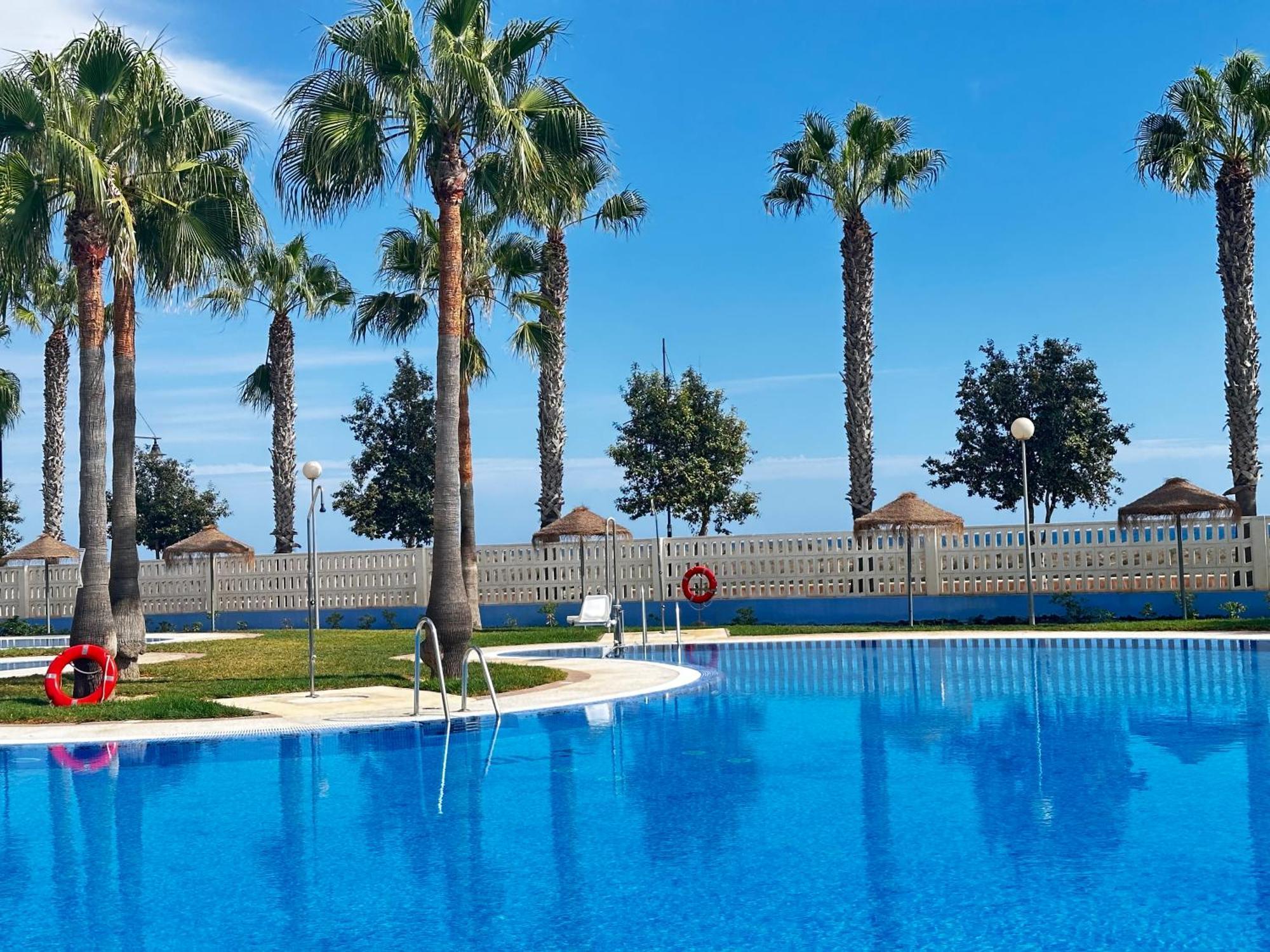 Luxurious Spacious Three Bedroom Apartment On Beachfront アルメリマル エクステリア 写真